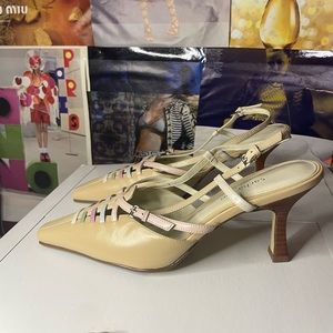 *UNIQUE*VINTAGE LEATHER KITTEN HEELS💅🏾